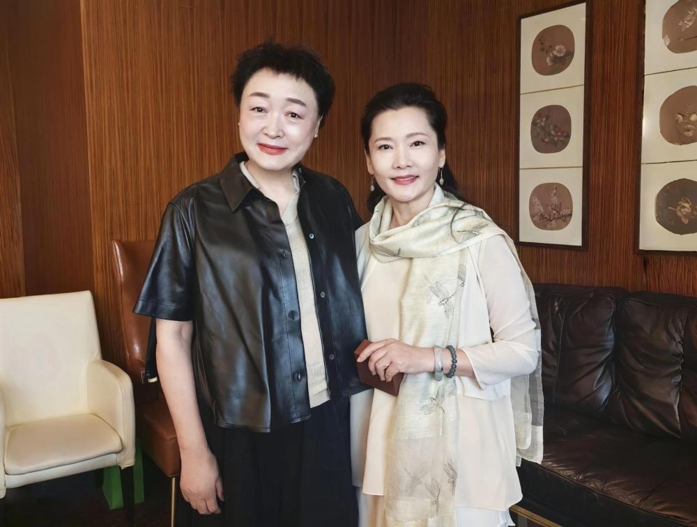 从荧幕到校园：金鸡奖影后何赛飞携《追月》与河传师生共话影视艺术